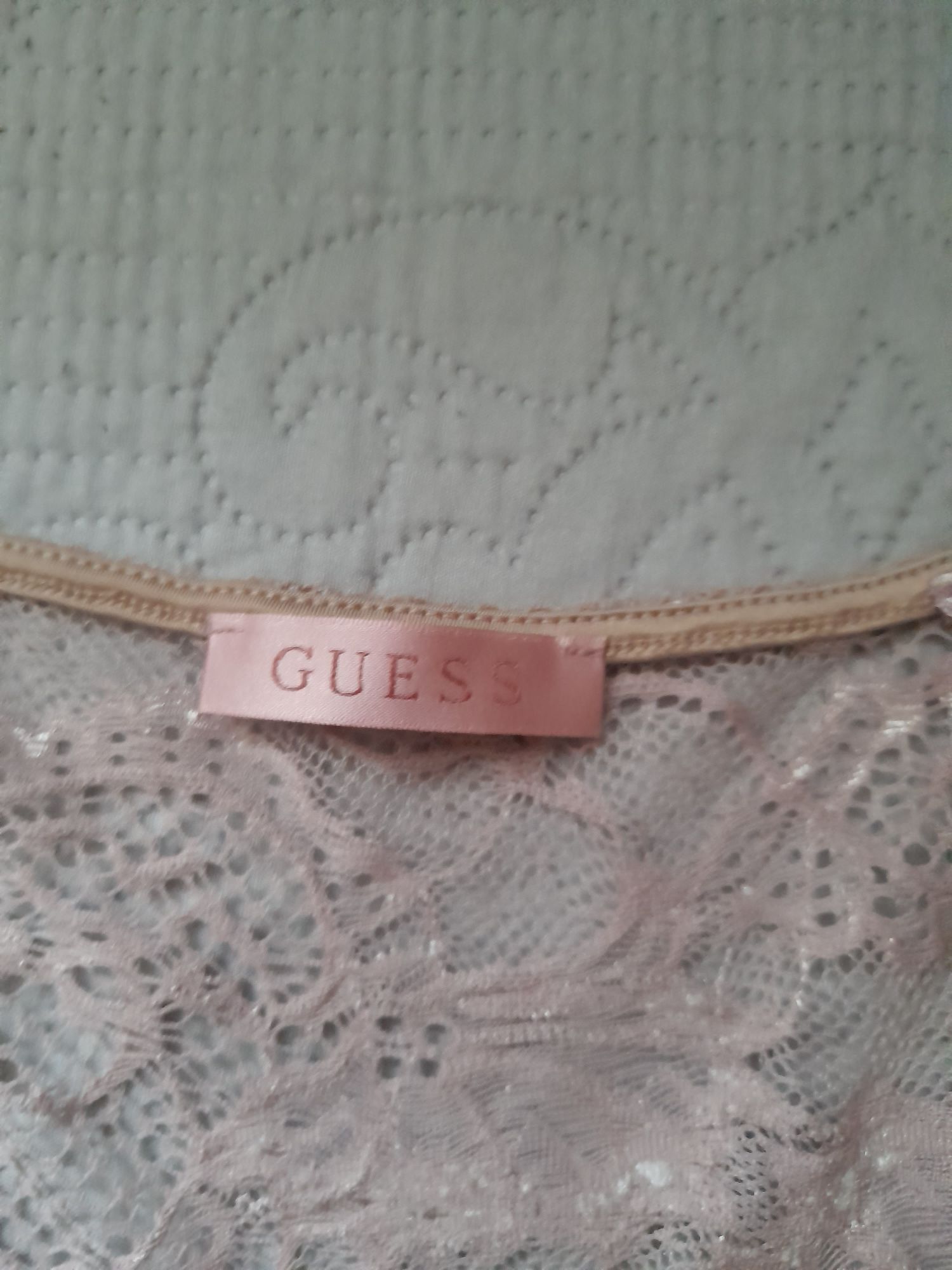 Różowa bluzka Guess 38