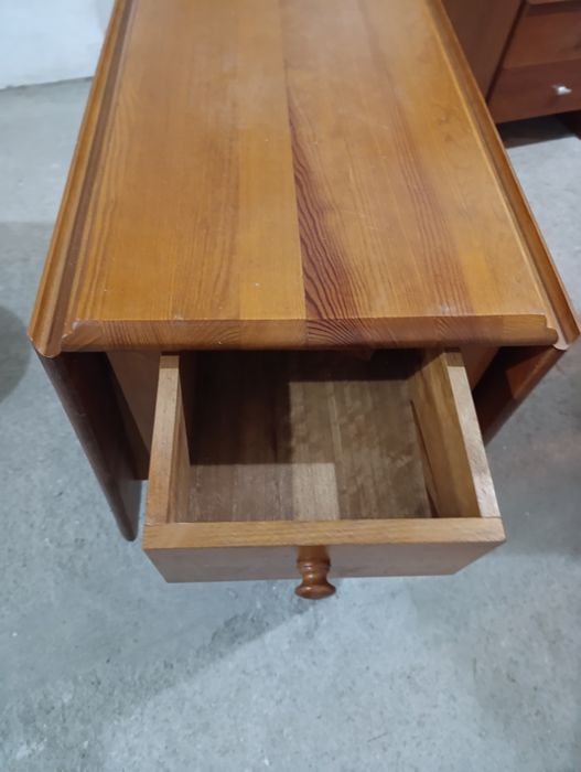 Conjunto de mesa e 4 bancos