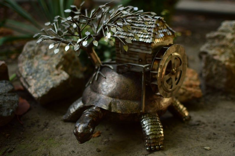 скульптура черепахи с пейзажем на панцире ручной работы из нж стали