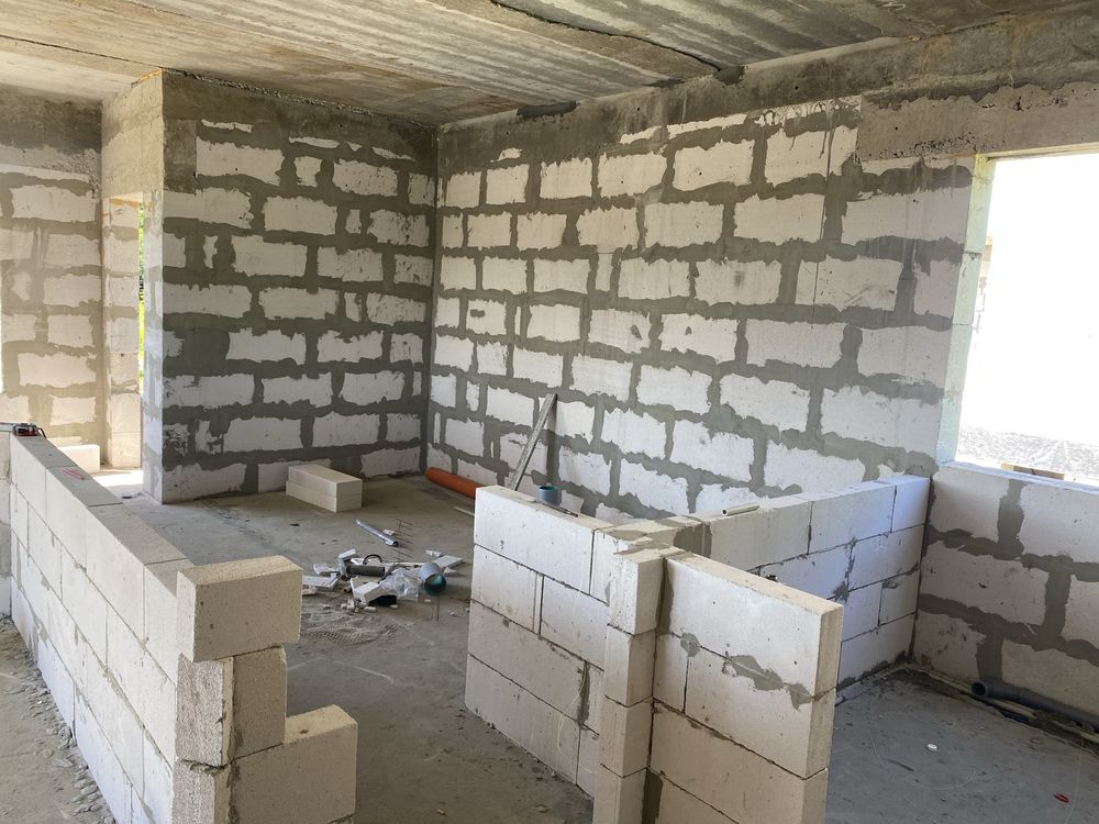 Готовий будинок на закритій територіі зі сховищем