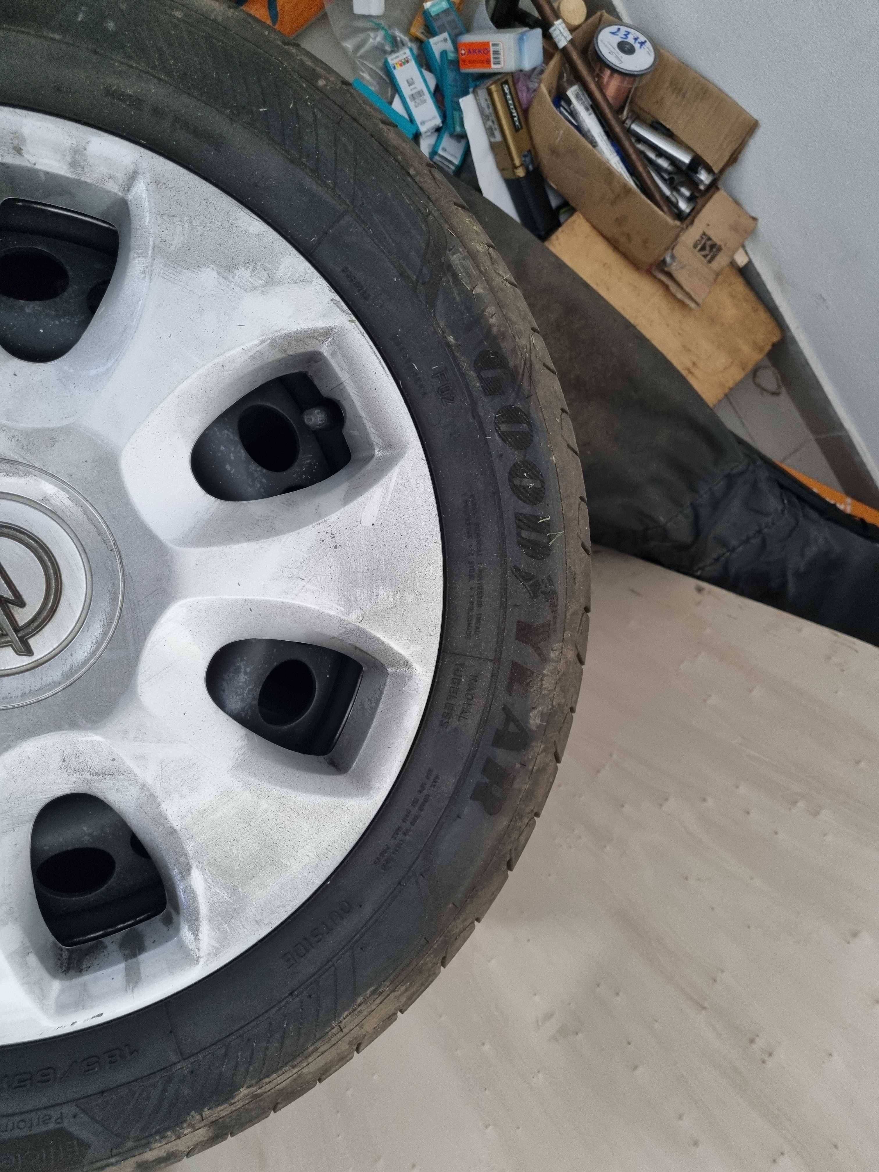 Jantes com tampões e pneus seminovos Opel Corsa