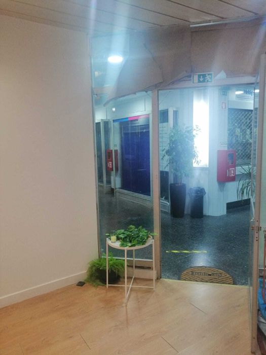 Vendo loja com excelente visibilidade no Centro Comercial de Massamá.