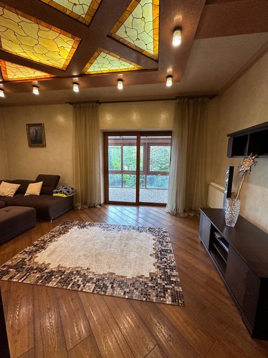 Елітний будинок з басейном , сауною , спортзалом біля Міського Озера