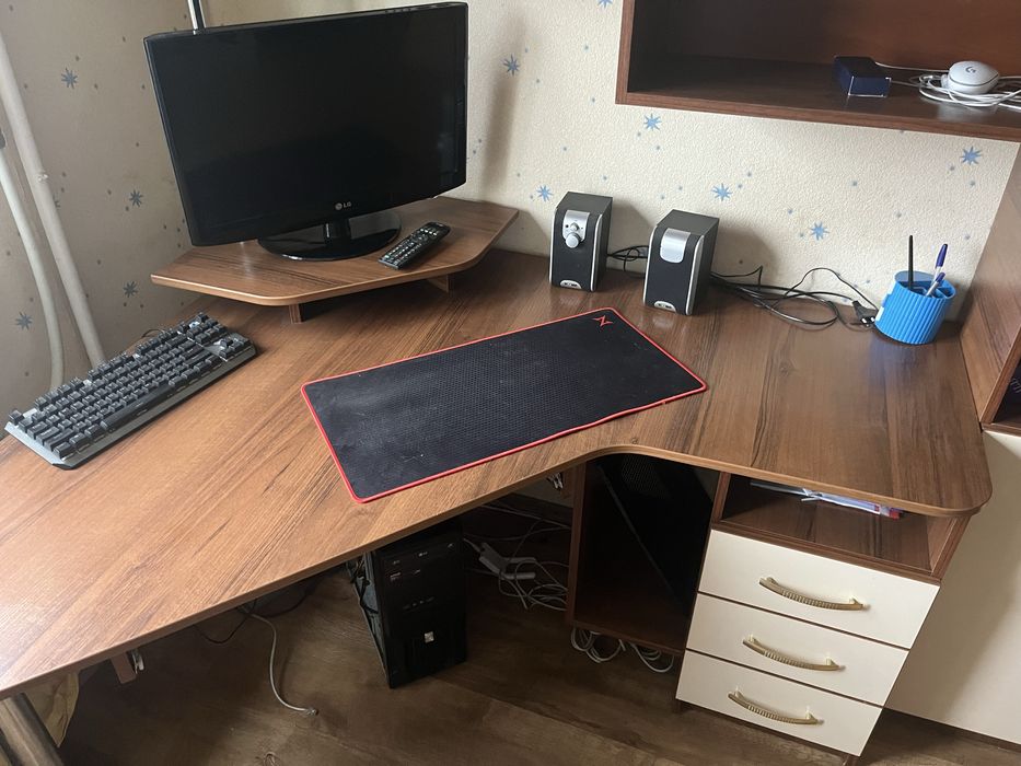 Меблі в дитячу кімнату або офіс