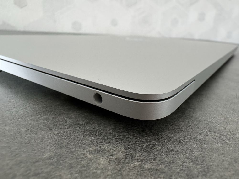 Apple MacBook Pro 13 2020 i5/8GB/256GB SSD with TouchBar