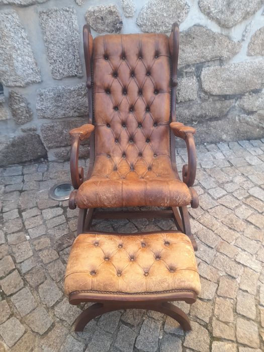 cadeira baloiço em couro com banco apoio pés