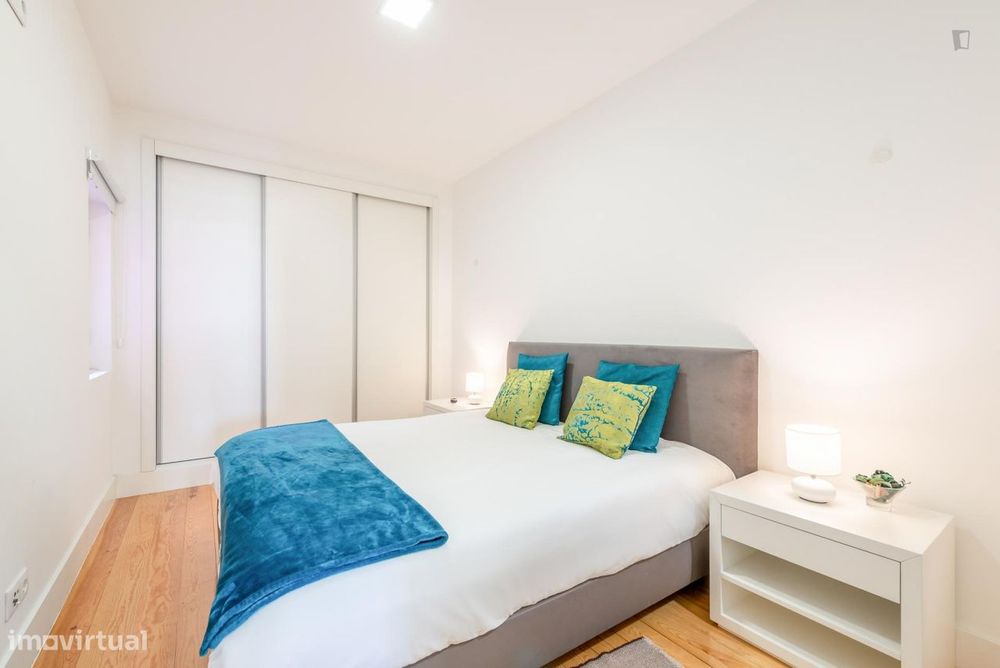 451683 - Quarto com cama de casal, com casa de...