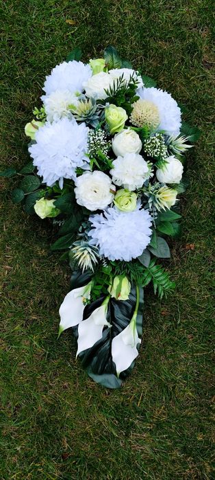 Kompozycja nagrobna z białymi kwiatami