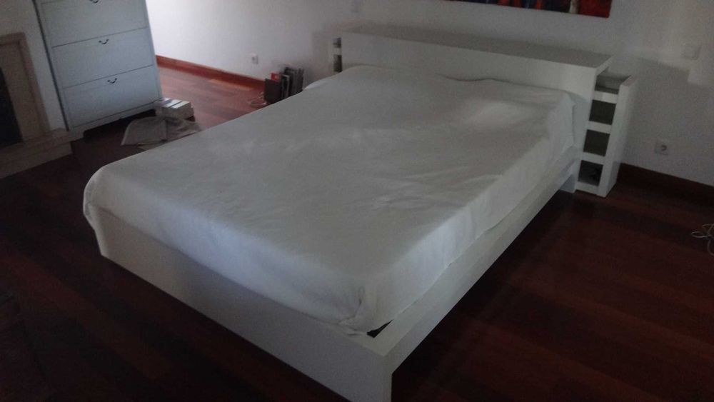 Cama de casal do IKEA e cabeceira