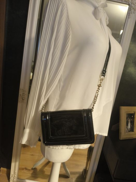 Mała czarna torebka lakierowana Aldo na ramię