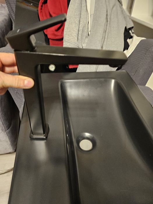 Czarna ceramiczna umywalka o wymiarach 61,5/46,5 cm