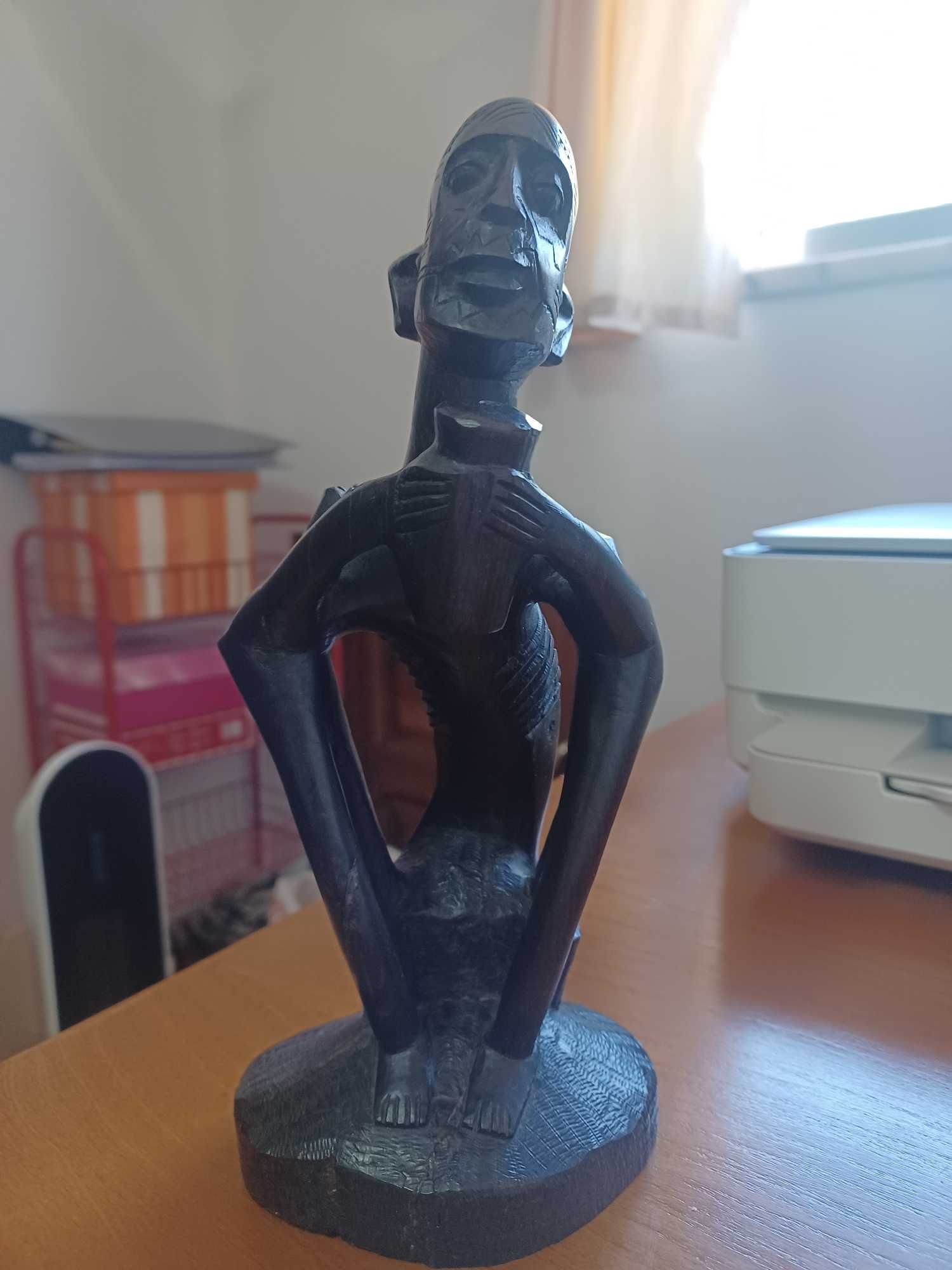 Estatueta africana de homem sábio tribal, em pau-preto