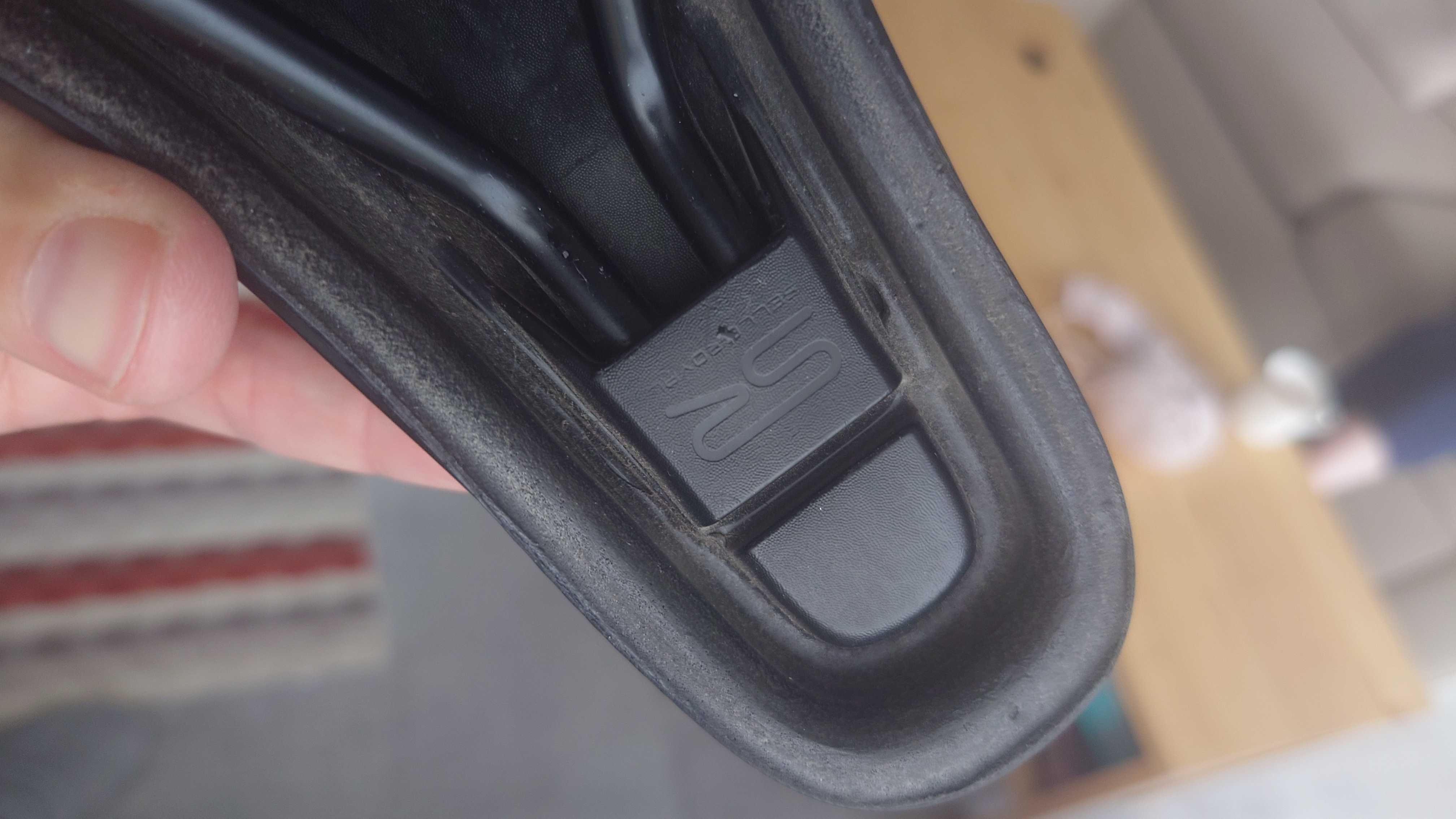 Siodełko rowerowe Selle Royal Essenza Plus oraz dzwonek