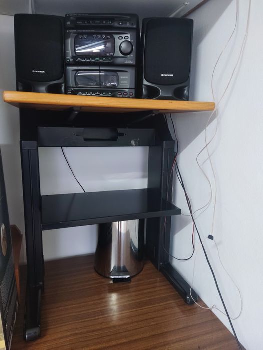 Secretária com tampo em madeira