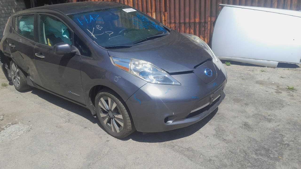 Крила передні праві та ліві на Nissan Leaf 2010-2024