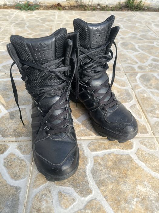 Botas de uso policial marca Adidas em bom estado