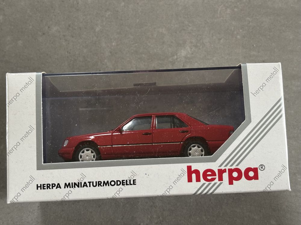 Model Herpa skala 1/43 Mercedes E-Klasa E320 W124 czerwony