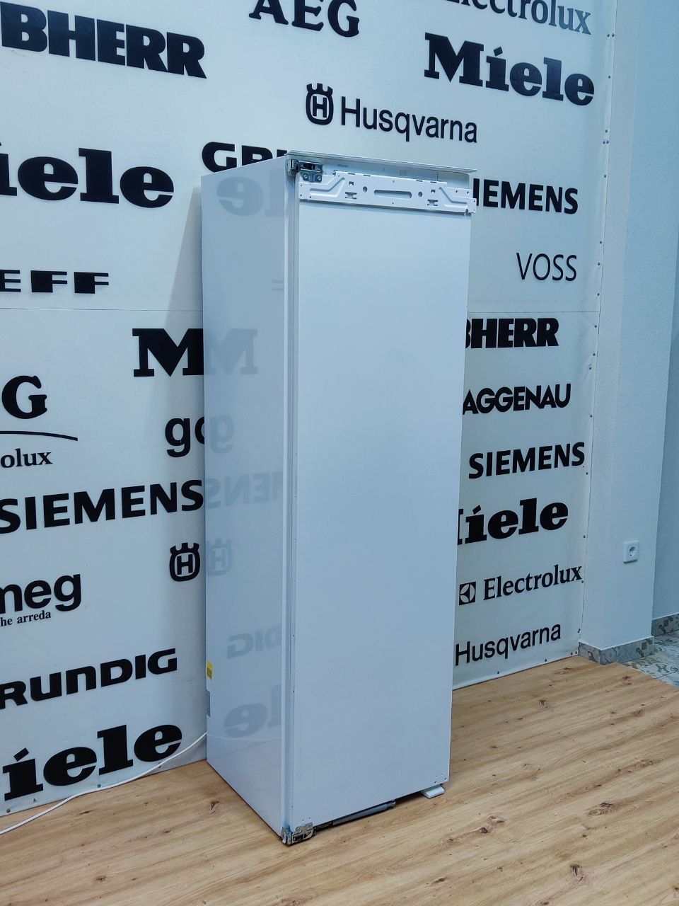 Суцільний вбудований холодильник MIELE™ K9752iD GERMANY. Без морозилки
