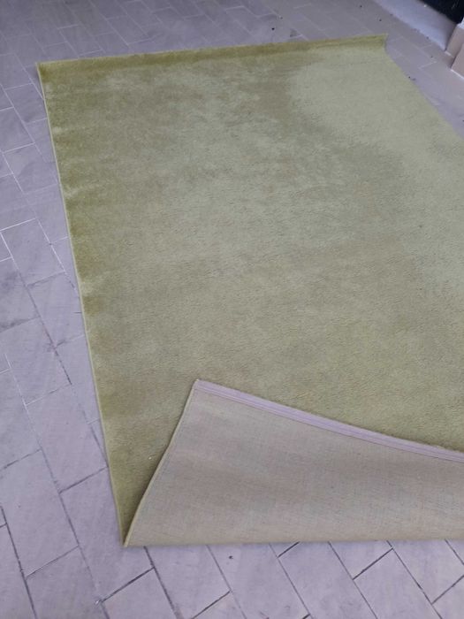 Tapete verde pelo curto