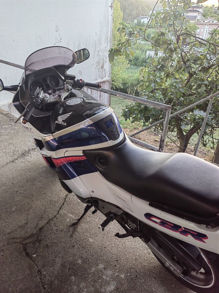 CBR1000F como nova, para desocupar