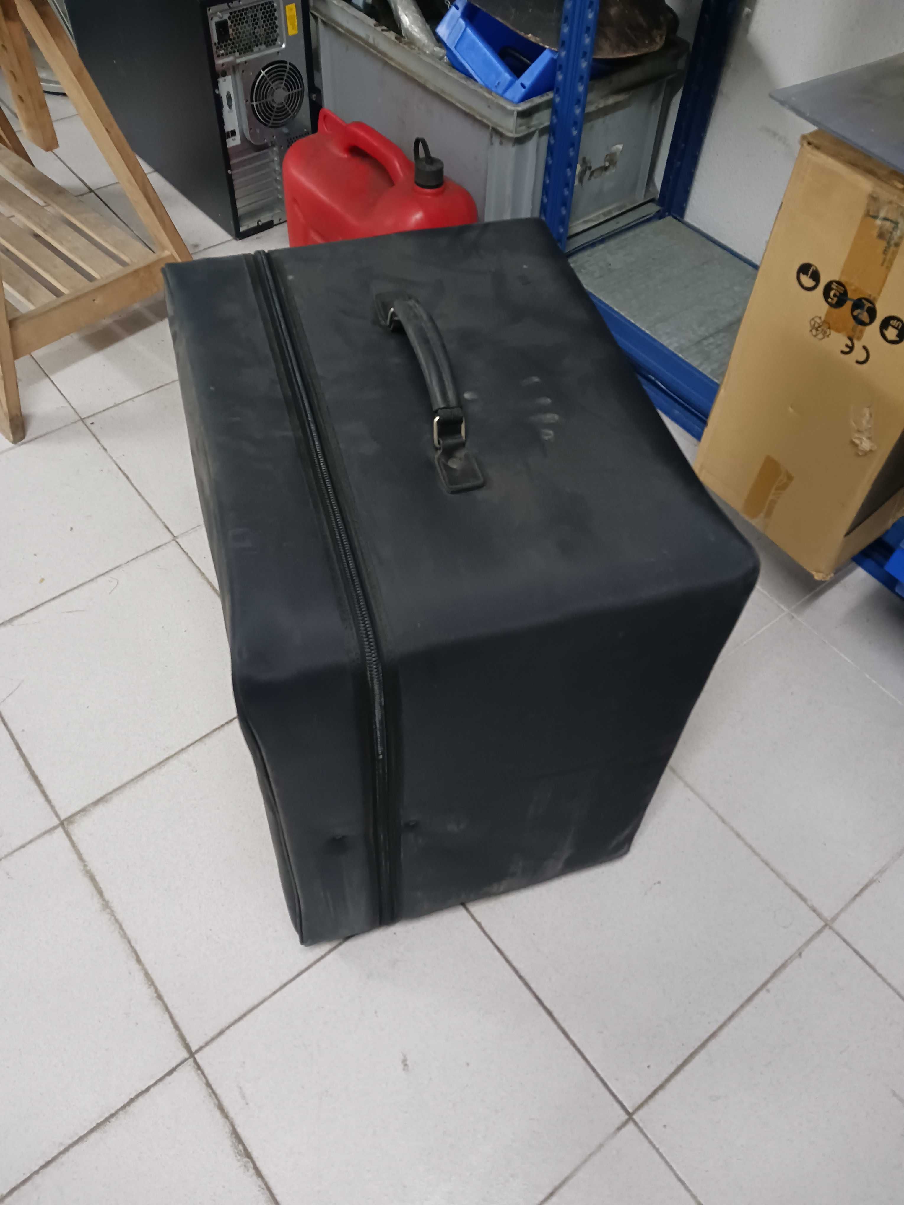 Mala grande em tecido muito resistente com pegas