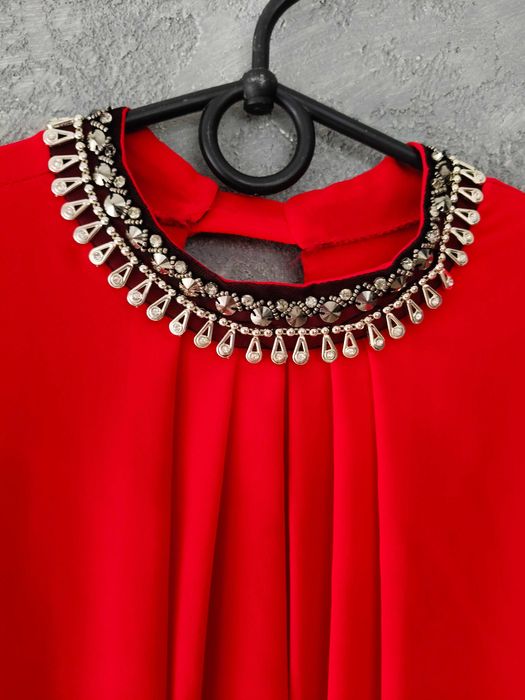 Elegancka bluzka zdobiona szyja, czerwona, szyfonowa z paskiem, M