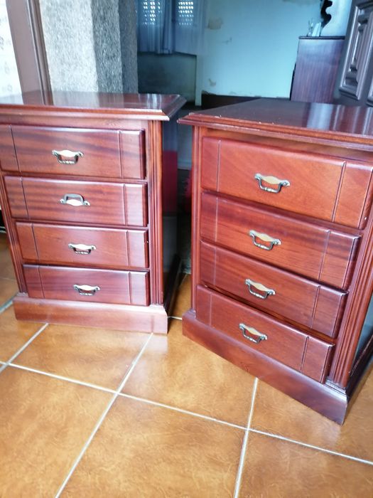 Vendo duas mesinhas de cabeceira em madeira