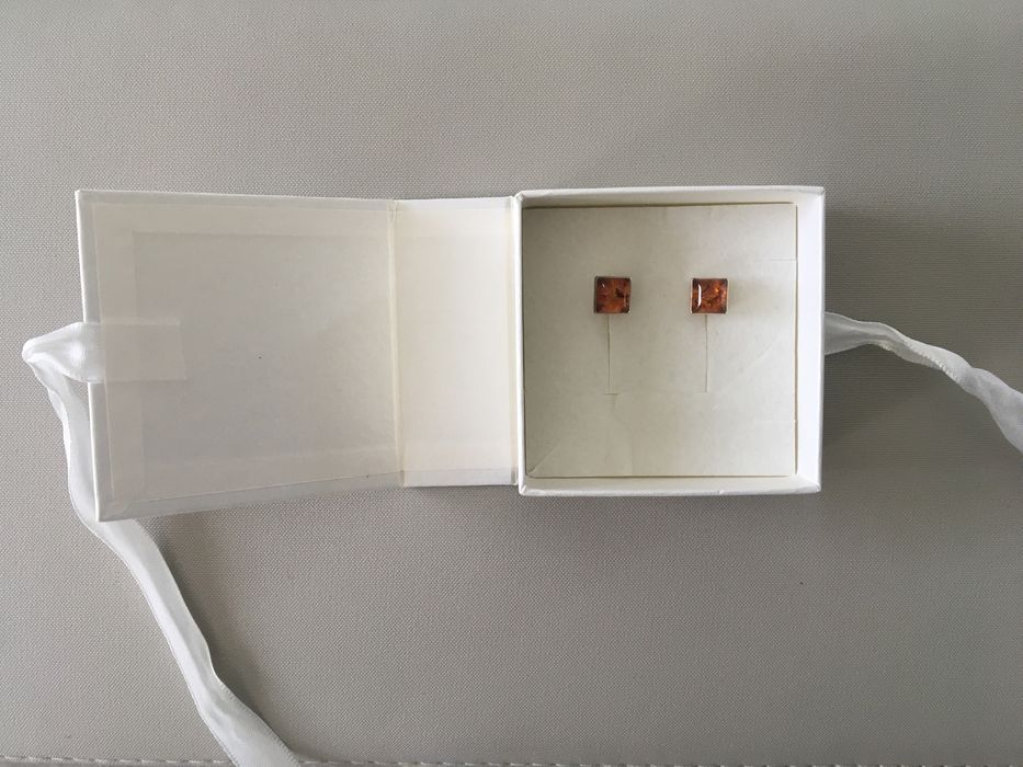 Kolczyki wkrętki srebrne z bursztynem 8,5x8,5 mm