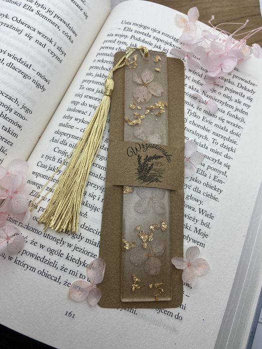 Zakładka do książki z żywicy z hortensjami