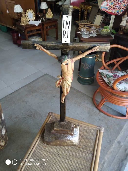 Cristo com cruz de madeira