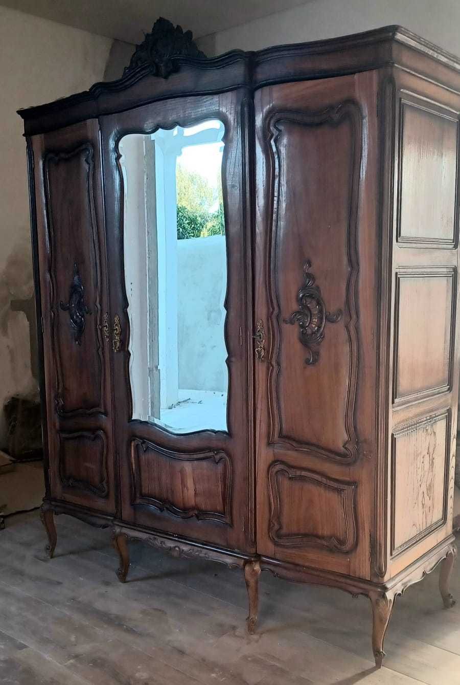 Roupeiro antigo em madeira