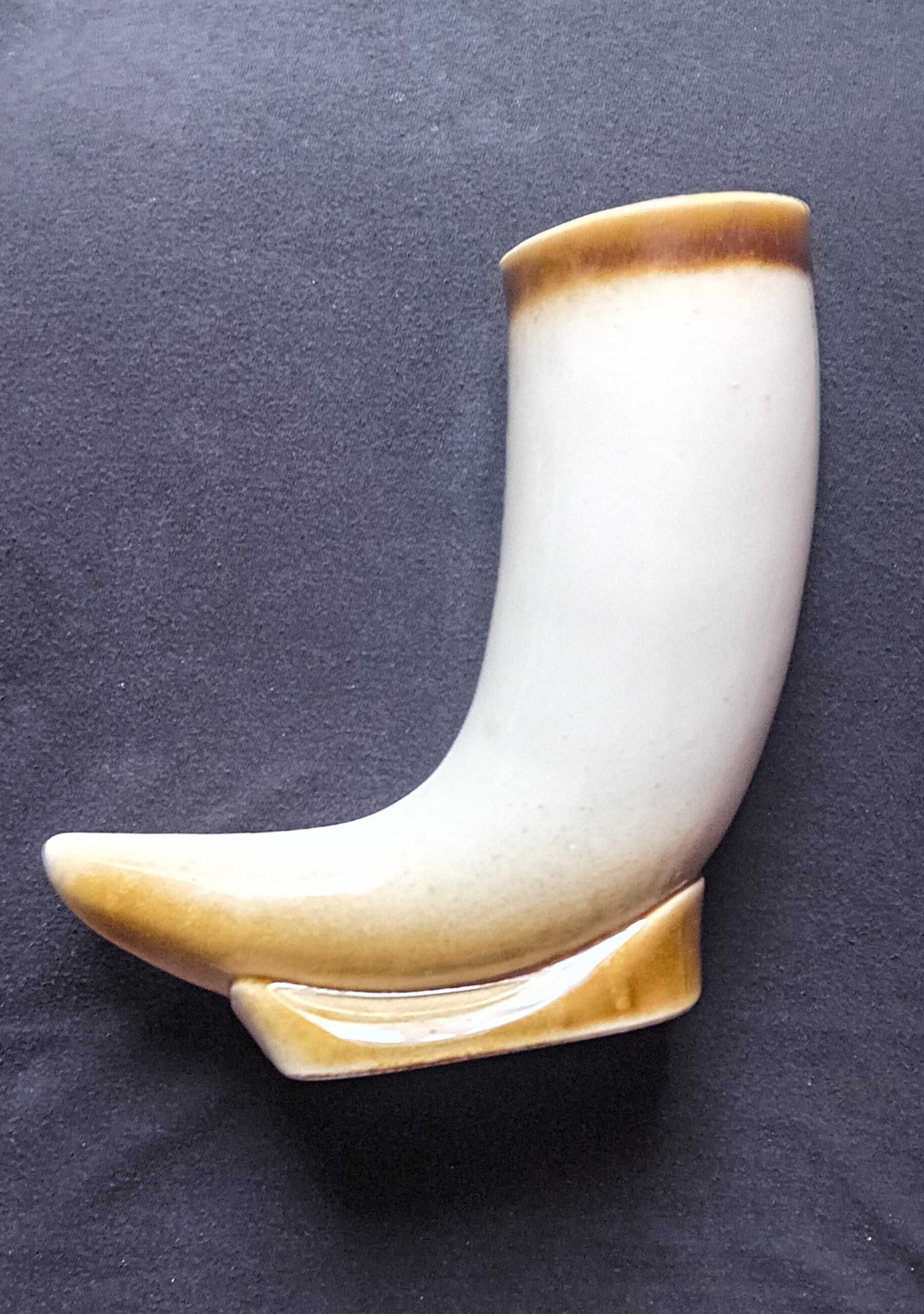 Porcelitowy wazon - róg Mirostowice. PRL.