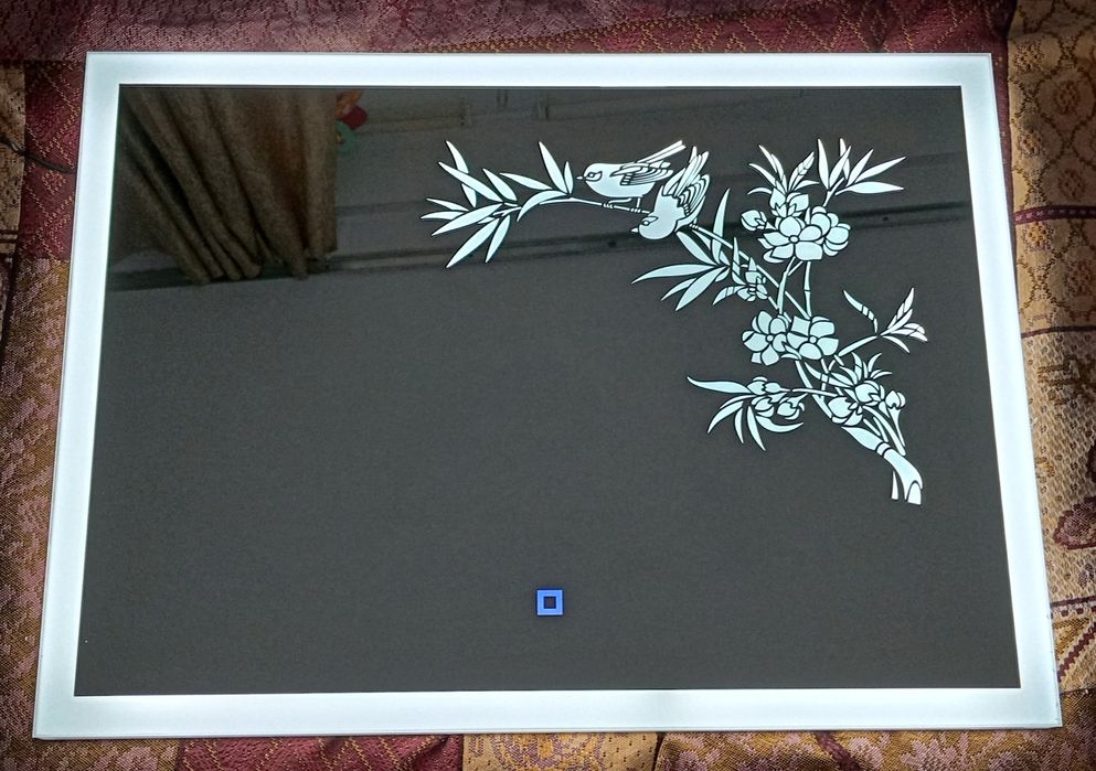 Lustro podświetlane z rysunkiem i włącznikiem dotykowym