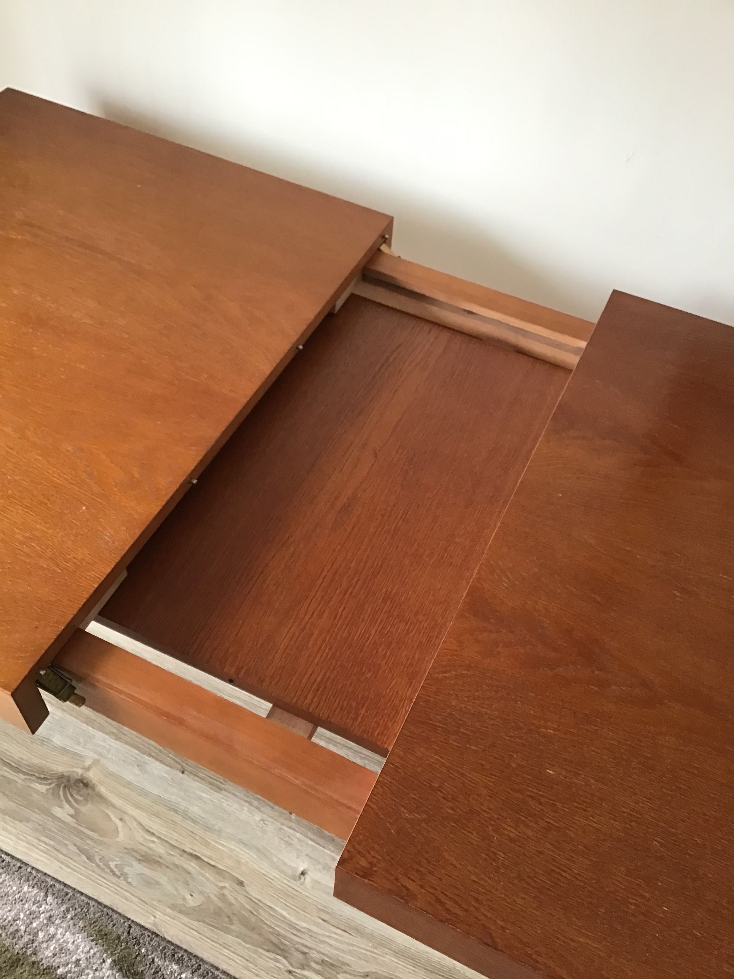 Stół kolor orzech 140 x 85 rozkładany