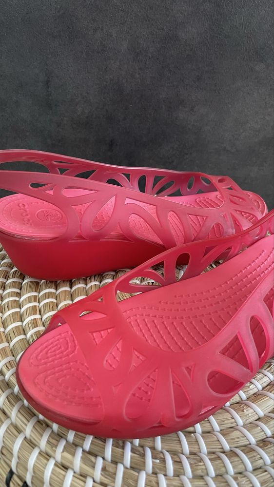 Crocs sandały na koturnie Adrina III Mini Wedge Candy Pink W9 39/40
