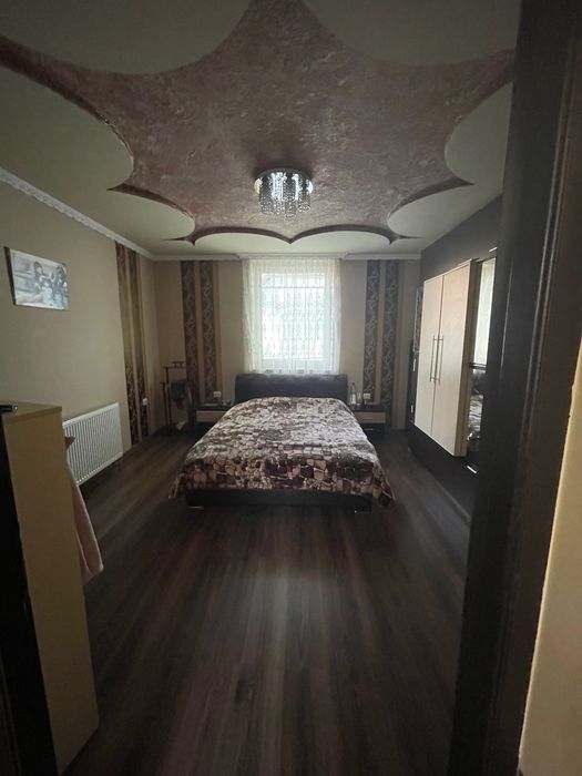 Продається будинок з земельною ділянкою.