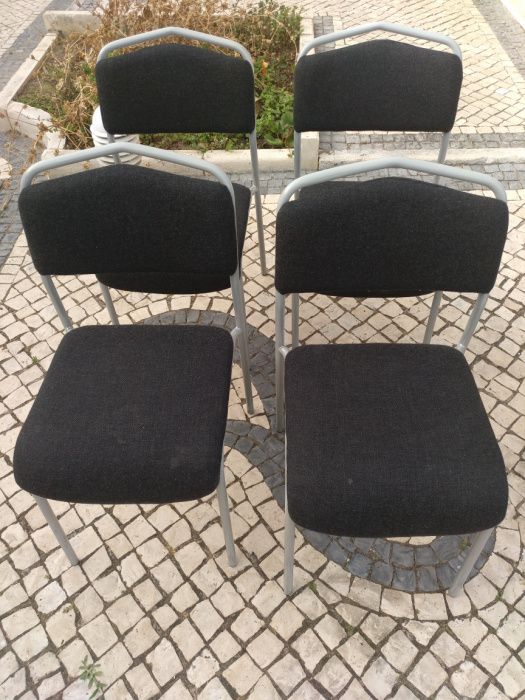 4 Cadeiras cinza almofadadas