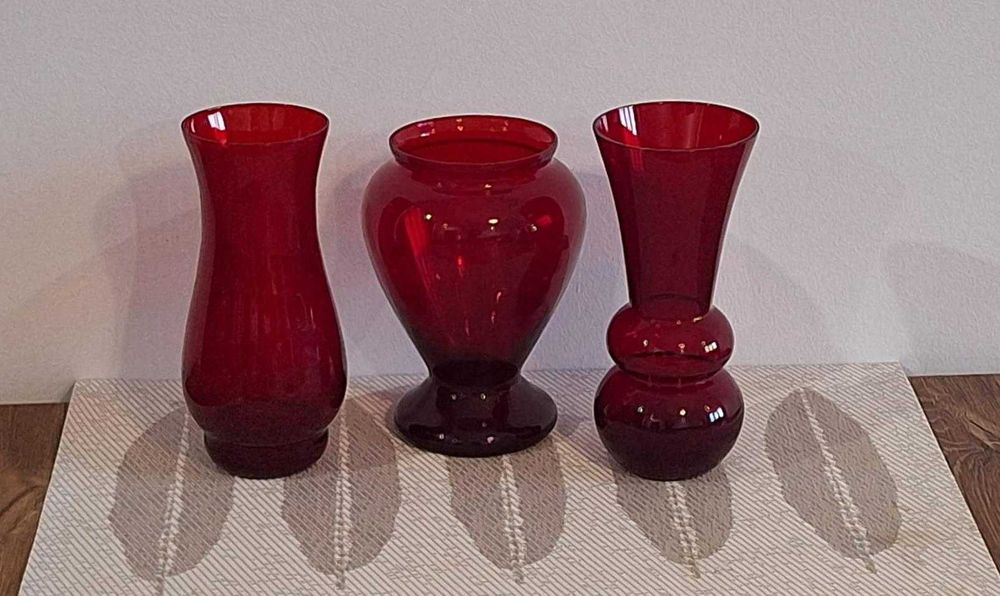 Zestaw 2 wazonów / flakonów ze starego szkła, kolor rubinowy czerwień