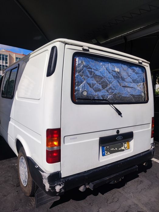 Carrinha Ford Transit ano 2000, adaptada a campervan | 7 Lugares