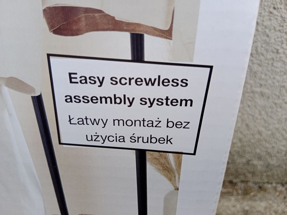 Wieszak na ubrania z kółkami