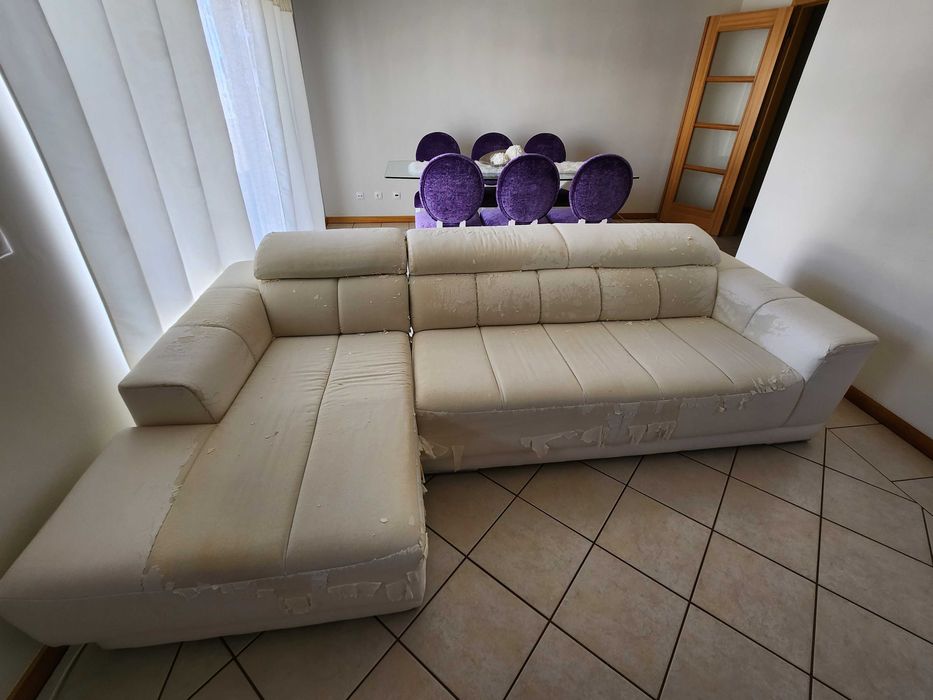 Sofá Branco Pele Marca Anaric com Chaise Long