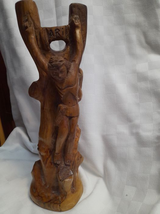 Cristo crucificado em madeira
