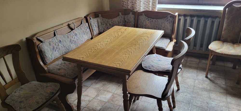 Rogówka kuchenna ze stołem i krzesłami