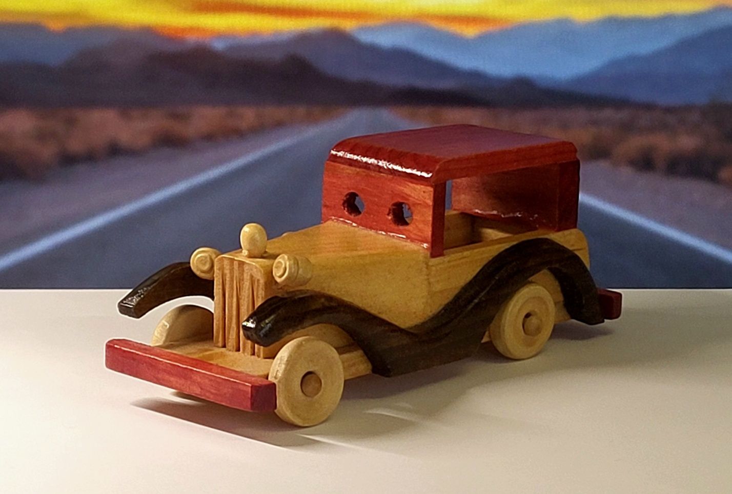 Дерев'яна модель автомобіля