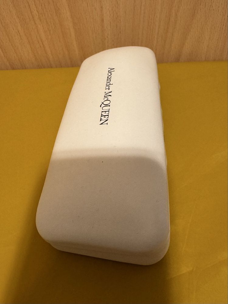 Etui futerał do okularow Alexander McQueen, biale