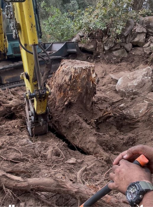 Sevicos de terraplanagem e limpeza terreno