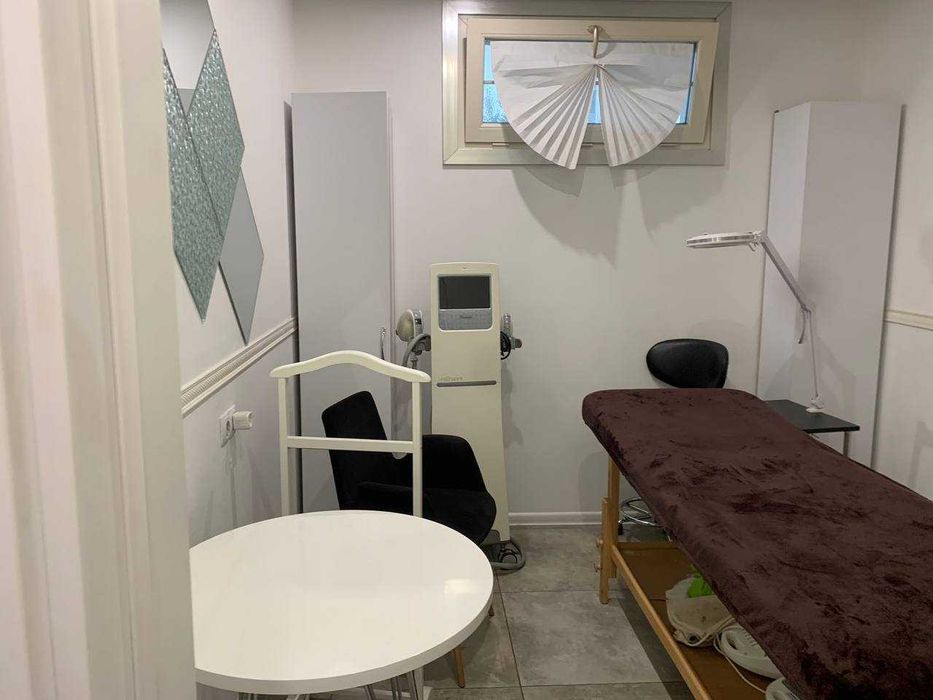 Є Світло в кабінеті 8 м2 кушетка вода в салоні краси Івасюка Оболонь