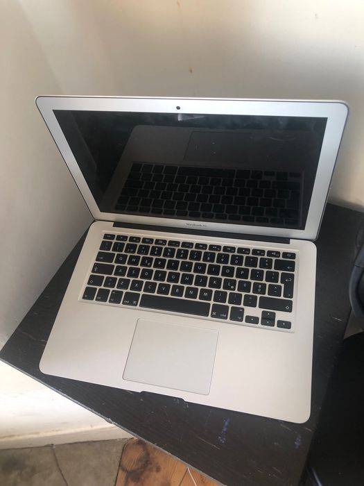 MacBook Air 13” 2017 – 8GB RAM (Para peças ou conserto)