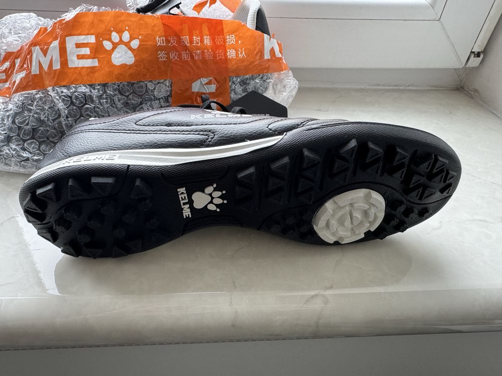 KELME 41р. Кросівки Сороконіжки Нові