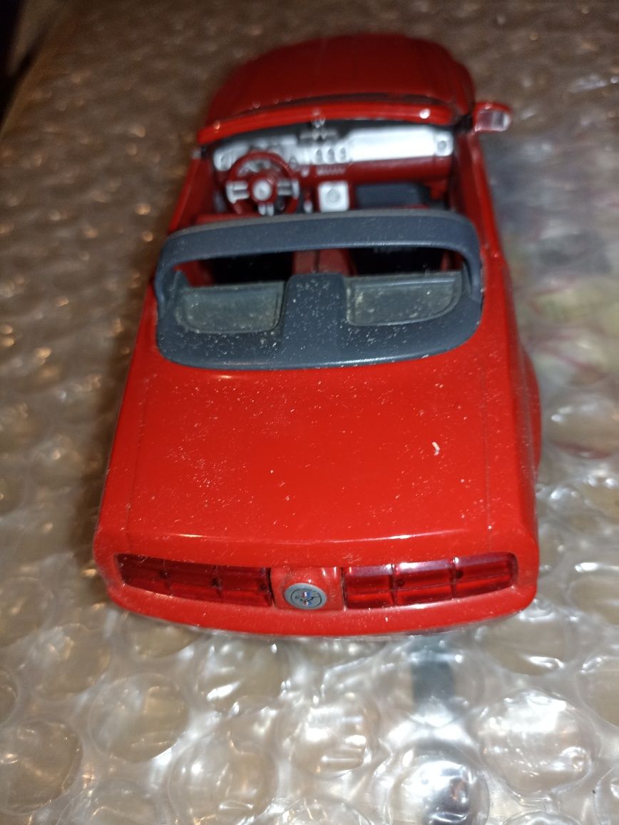 Model Ford Mustang cabrio 1:24